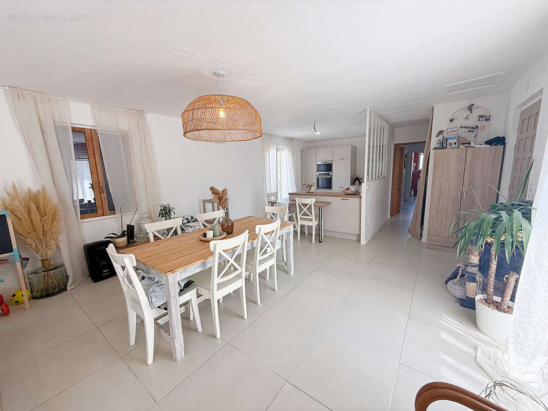 Maison à SAINTE-CECILE-LES-VIGNES