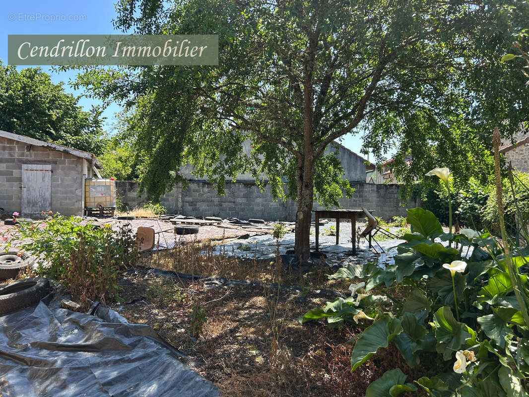 Maison à SAUVIAT-SUR-VIGE