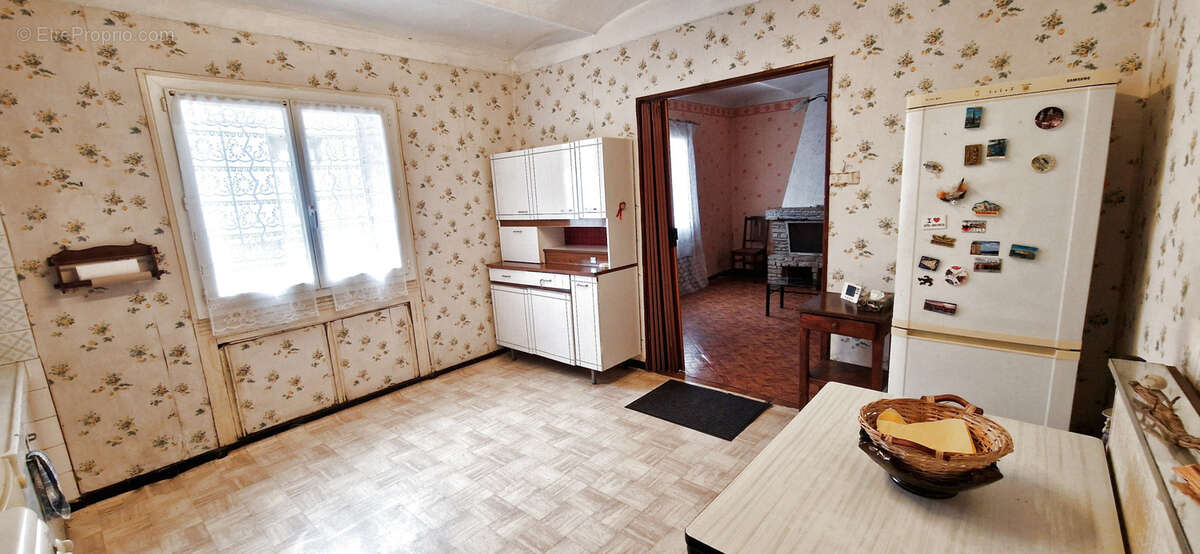 Maison à SAINT-JULIEN-LES-ROSIERS