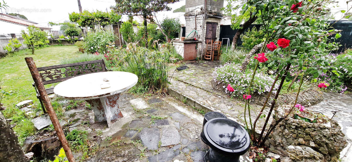 Maison à SAINT-JULIEN-LES-ROSIERS