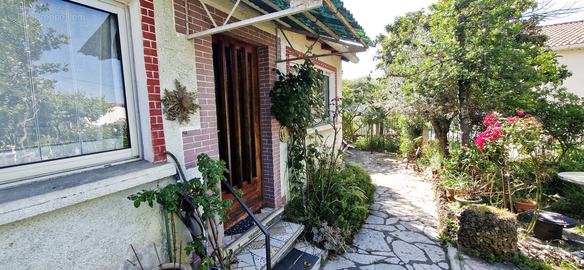 Maison à SAINT-JULIEN-LES-ROSIERS