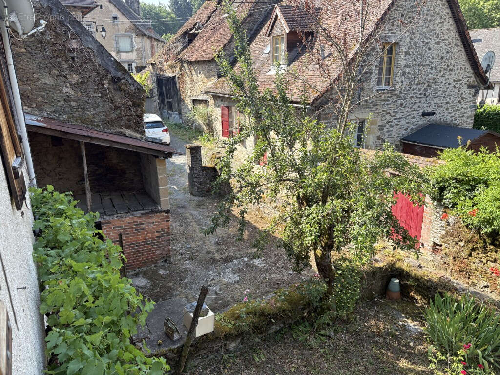 Maison à SEGUR-LE-CHATEAU