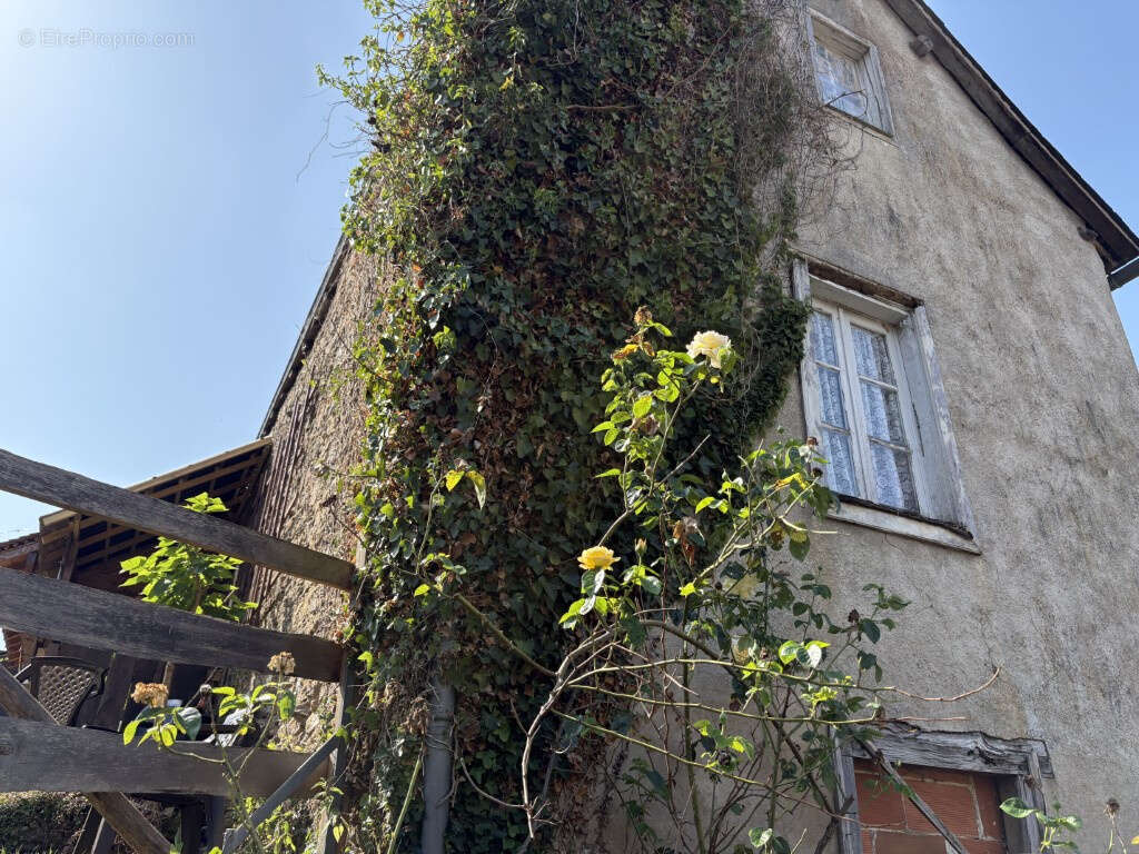 Maison à SEGUR-LE-CHATEAU