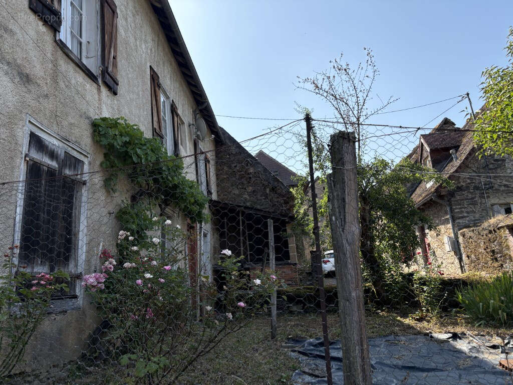 Maison à SEGUR-LE-CHATEAU
