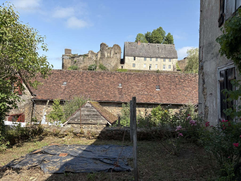 Maison à SEGUR-LE-CHATEAU