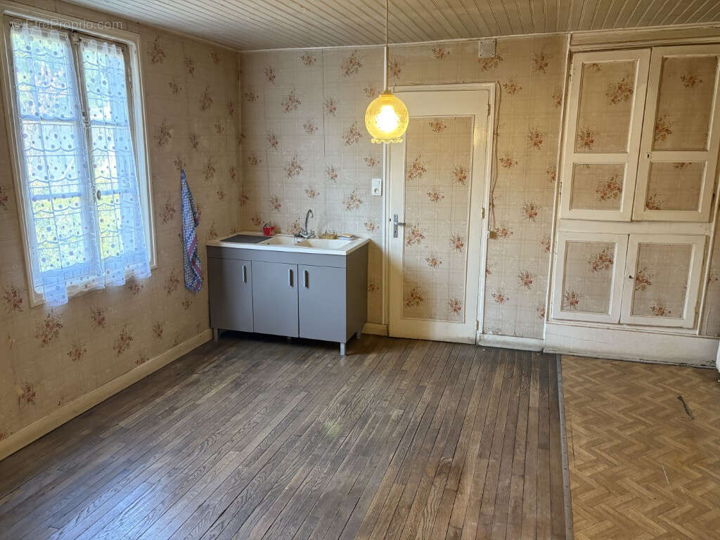 Maison à SEGUR-LE-CHATEAU