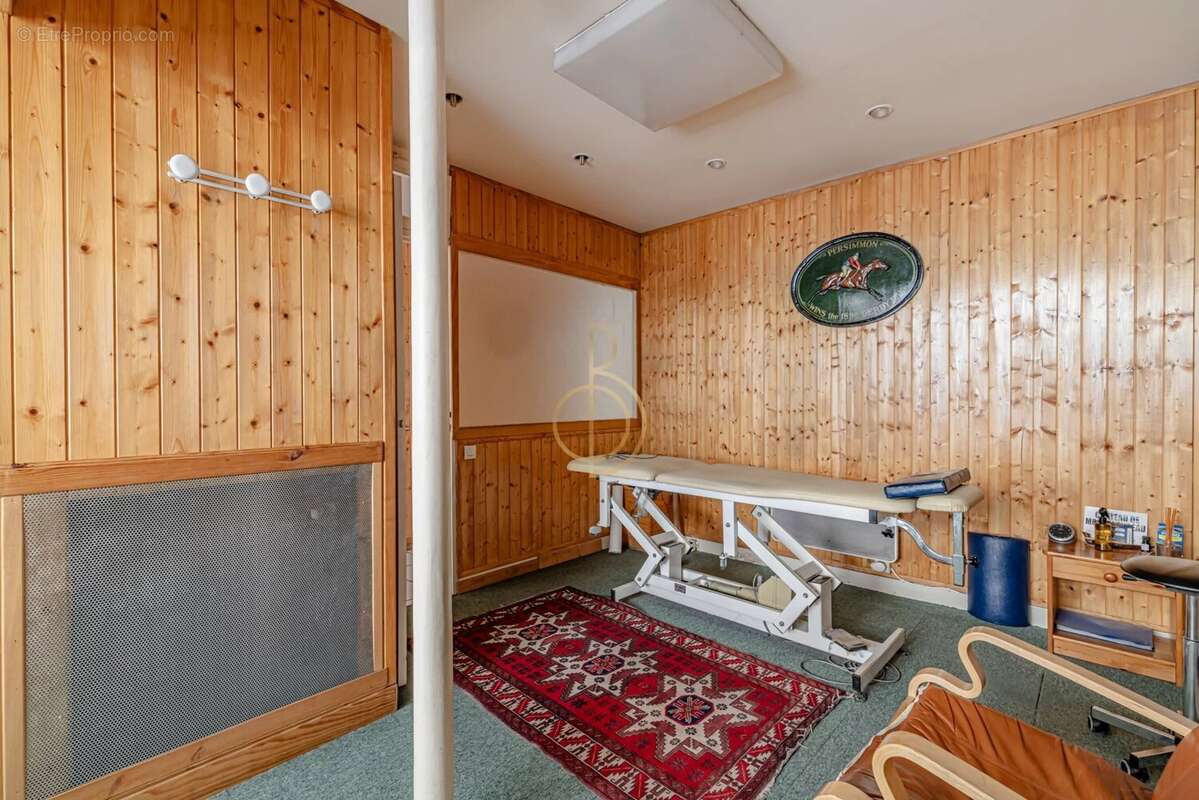 Commerce à PARIS-9E