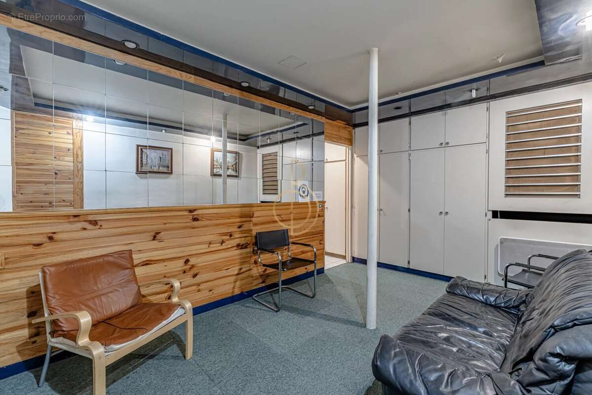 Commerce à PARIS-9E