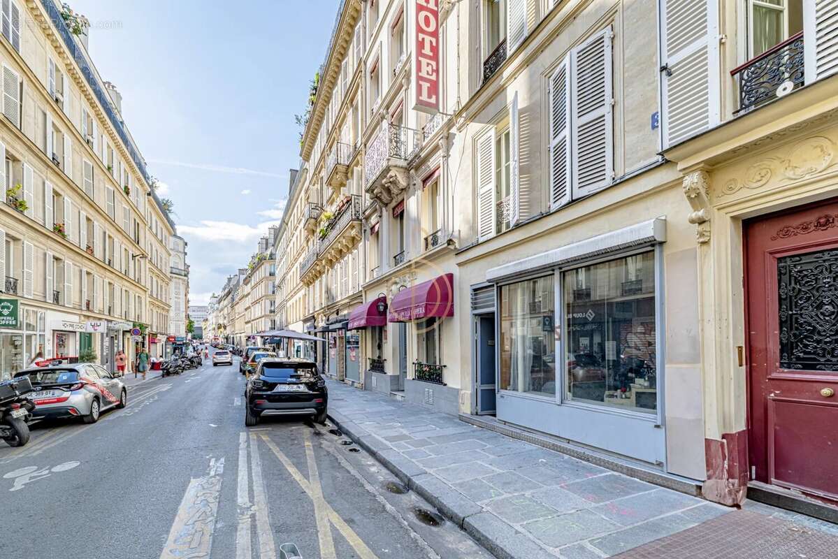 Commerce à PARIS-9E