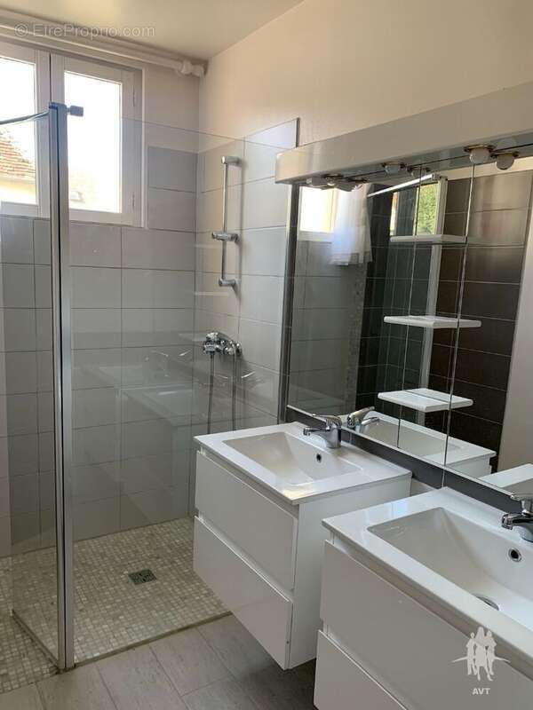 Maison à AZAY-LE-FERRON