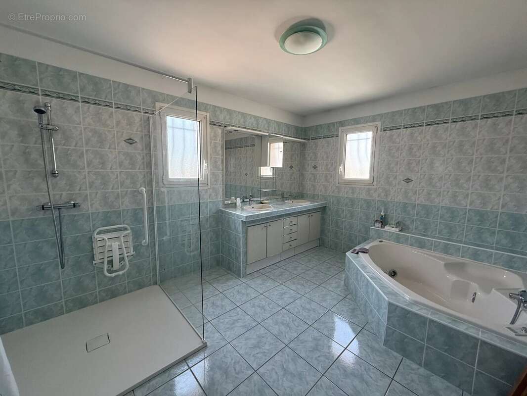 Maison à MONTELIMAR