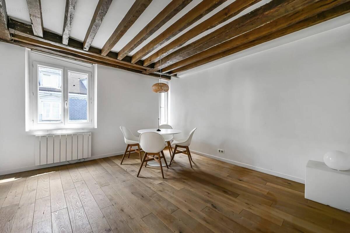 Appartement à PARIS-3E