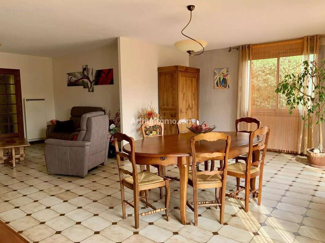 Maison à SAINT-PIERRE-DES-ECHAUBROGNES