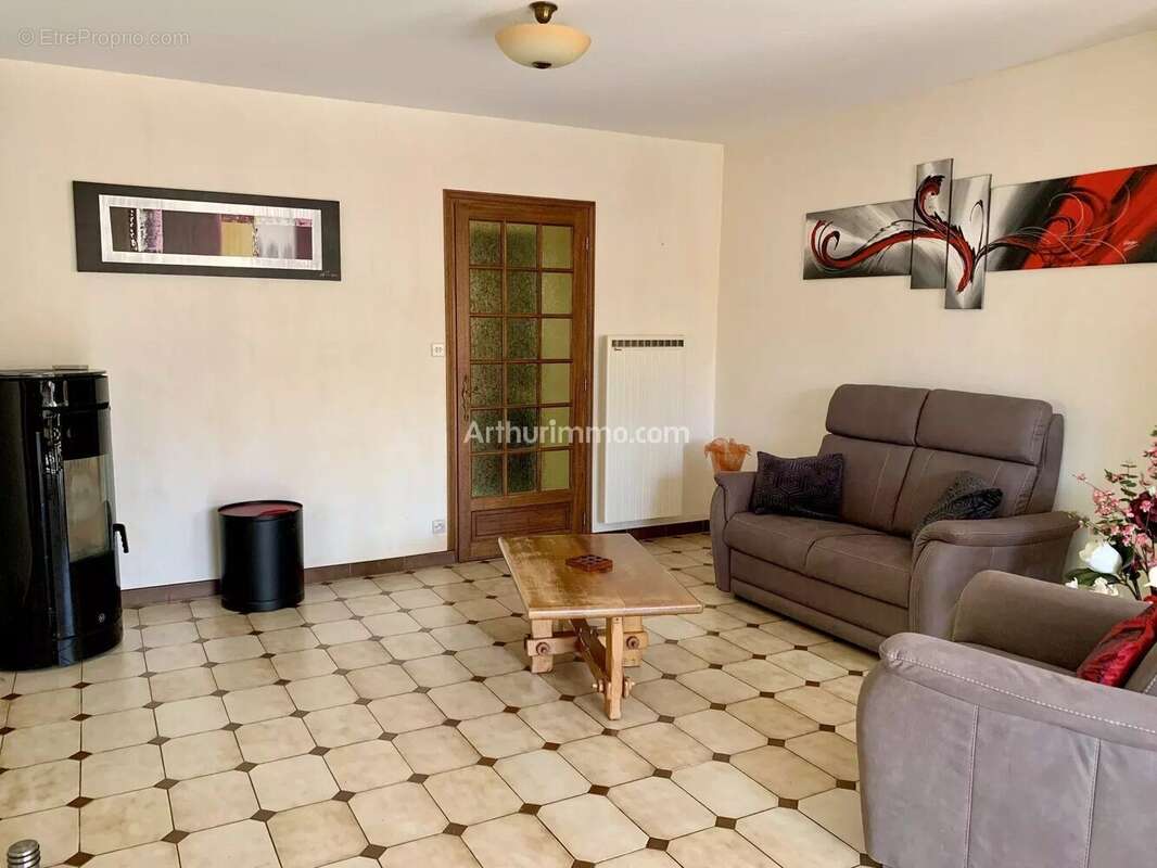 Maison à SAINT-PIERRE-DES-ECHAUBROGNES