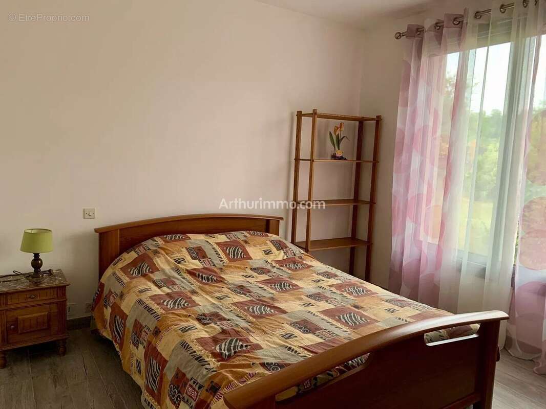 Maison à SAINT-PIERRE-DES-ECHAUBROGNES