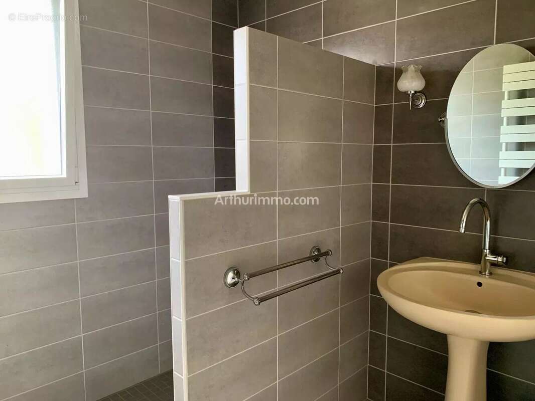 Maison à SAINT-PIERRE-DES-ECHAUBROGNES