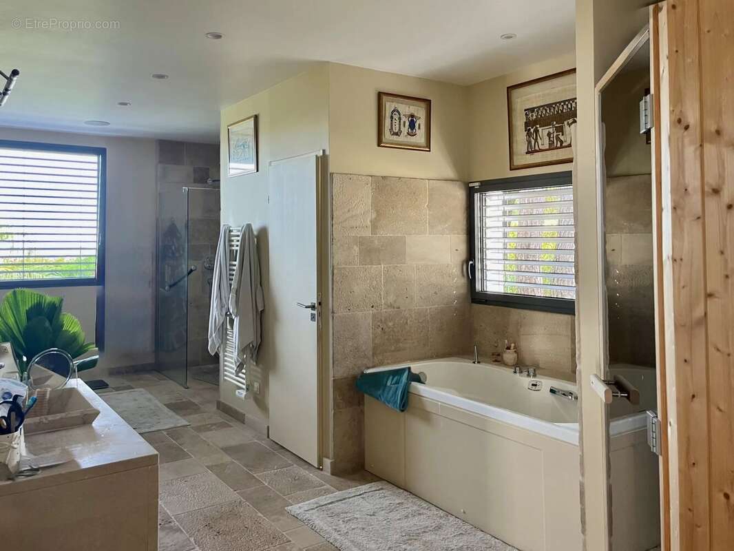 Maison à SAINT-CLEMENT-DE-RIVIERE