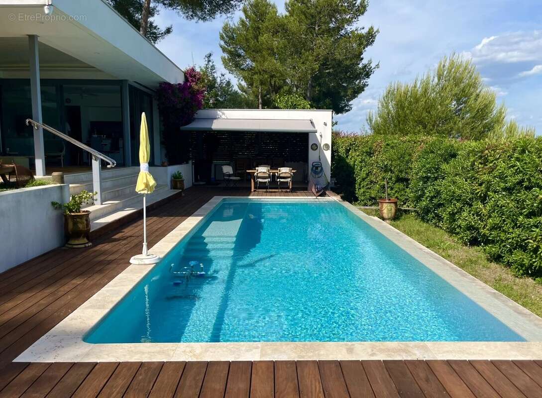 Maison à SAINT-CLEMENT-DE-RIVIERE