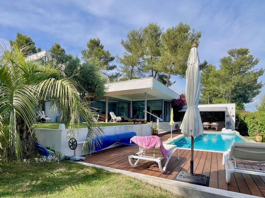 Maison à SAINT-CLEMENT-DE-RIVIERE