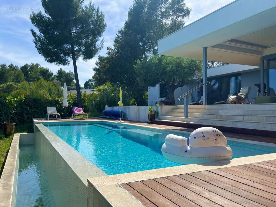 Maison à SAINT-CLEMENT-DE-RIVIERE