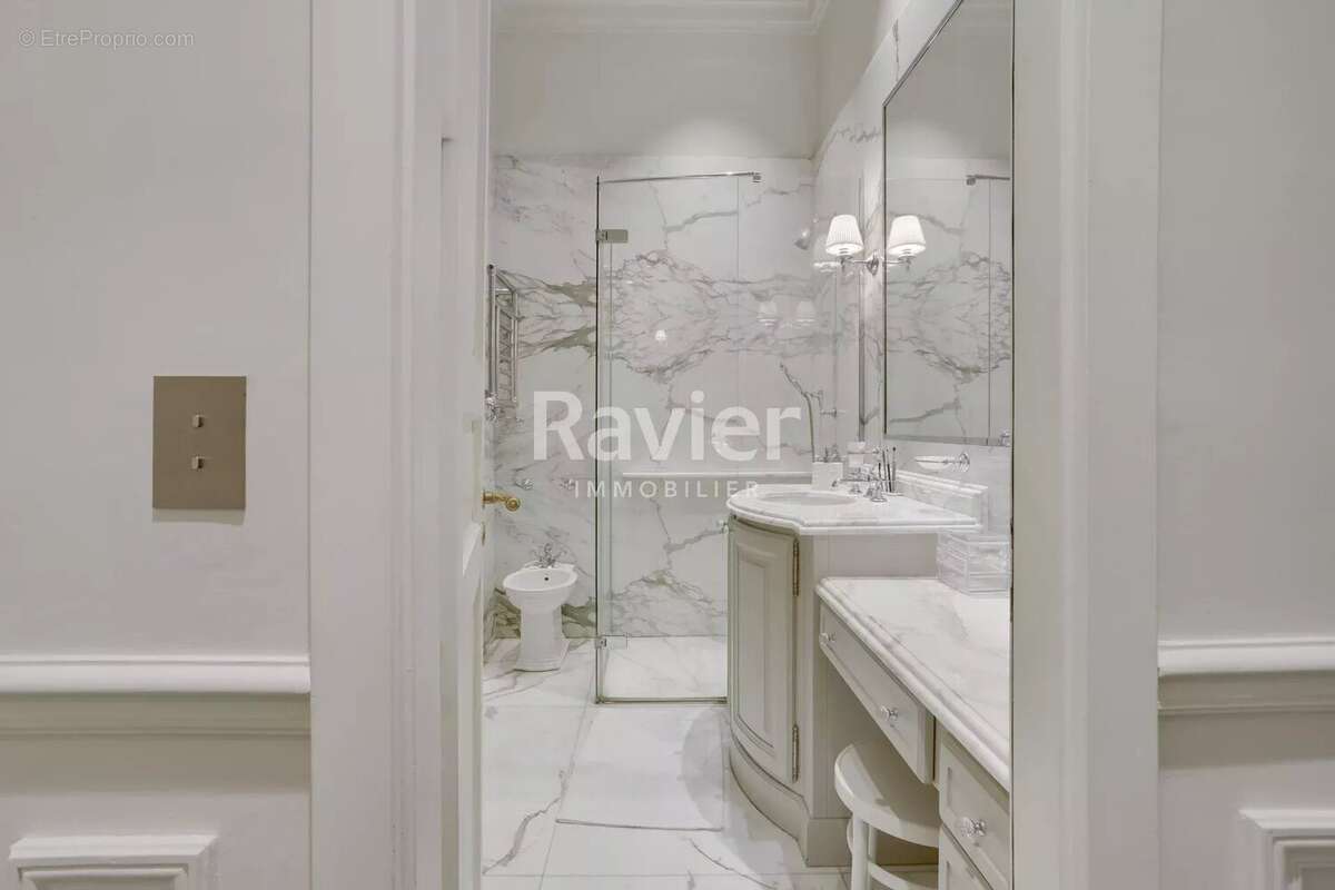 Appartement à PARIS-17E