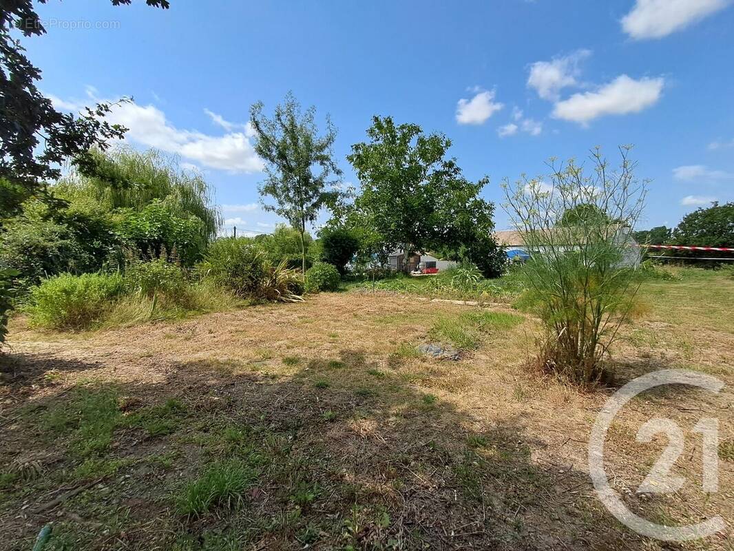 Terrain à GROSBREUIL