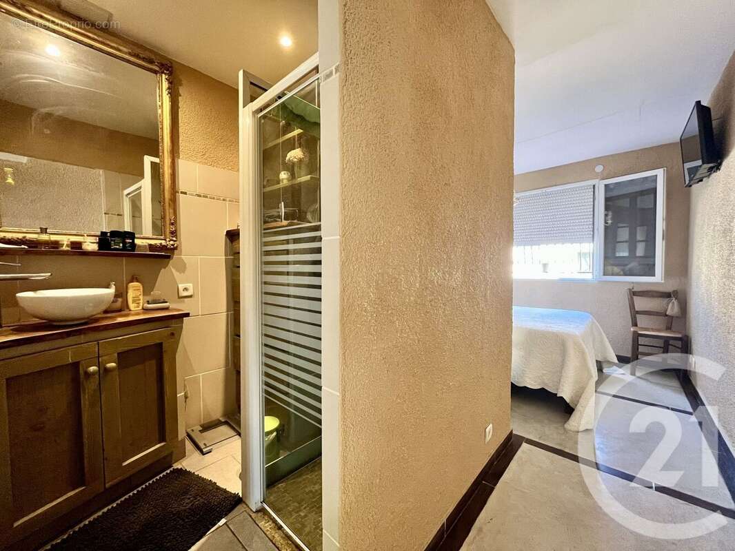 Maison à OPOUL-PERILLOS