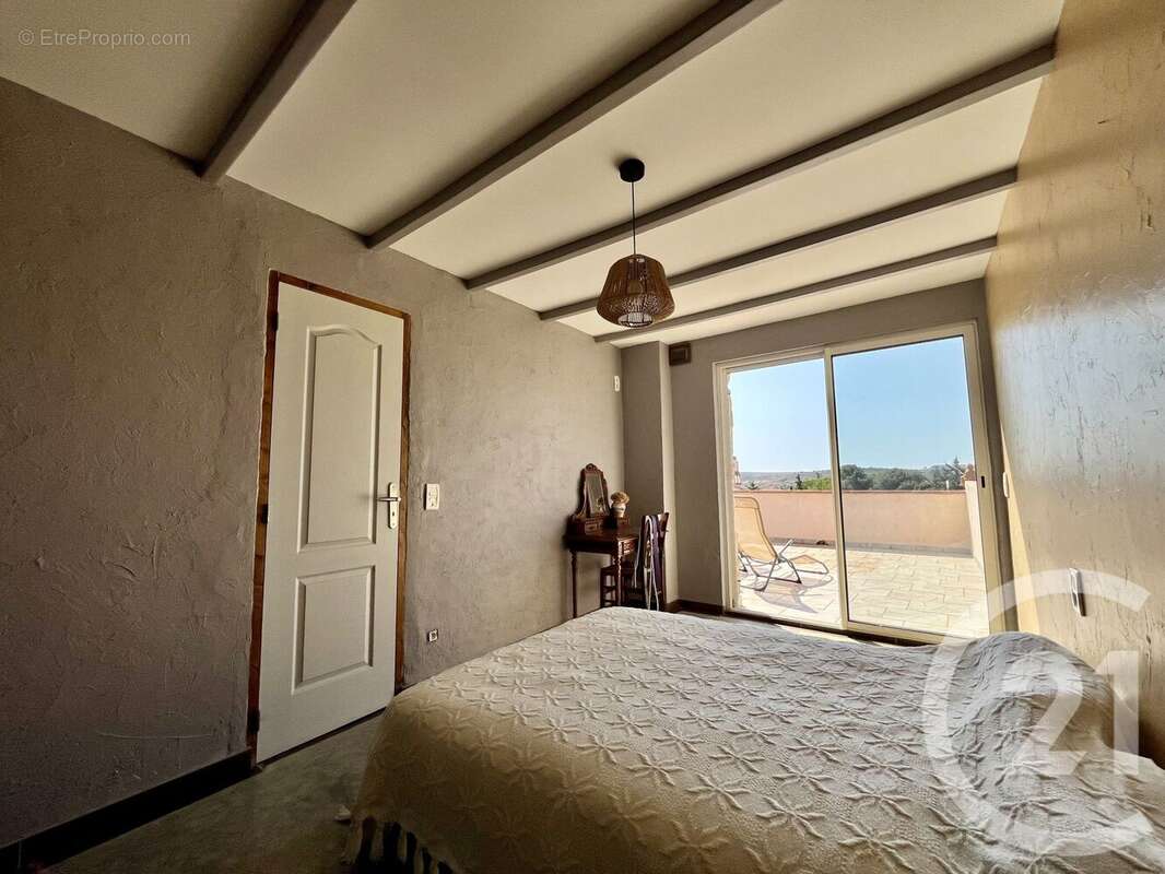 Maison à OPOUL-PERILLOS