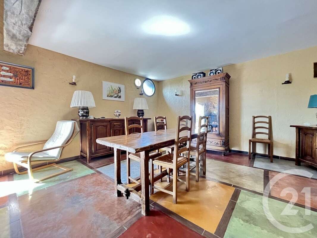 Maison à OPOUL-PERILLOS