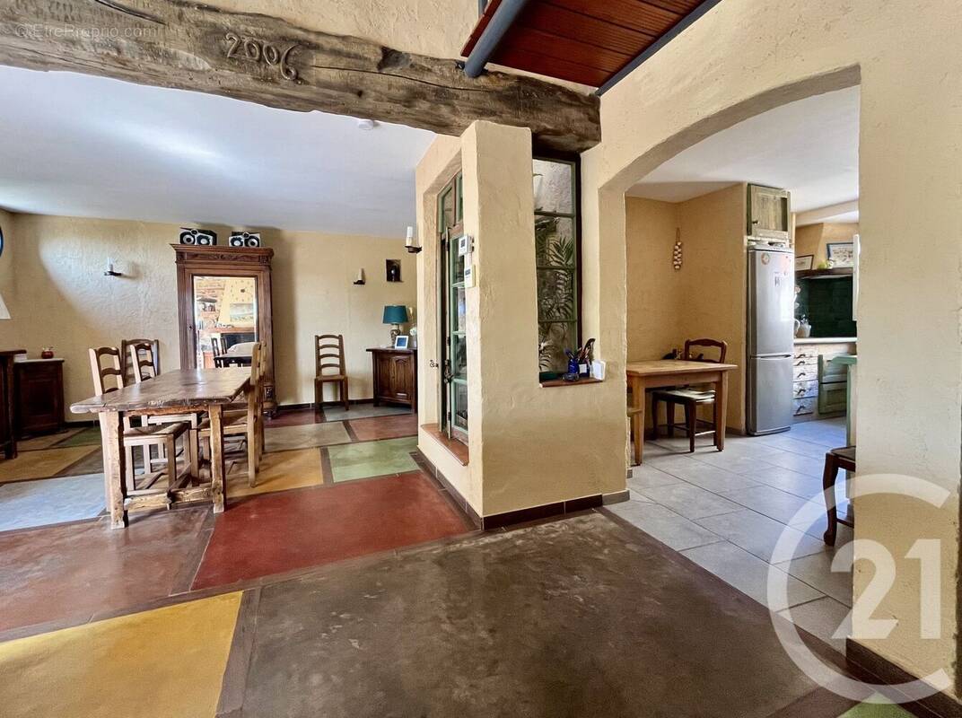 Maison à OPOUL-PERILLOS