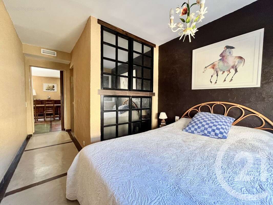 Maison à OPOUL-PERILLOS