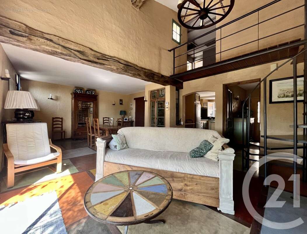 Maison à OPOUL-PERILLOS