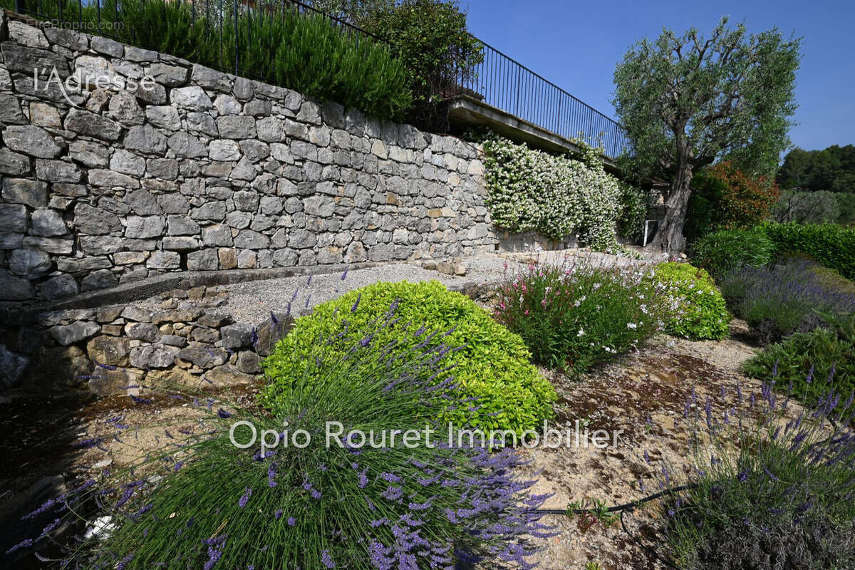 Maison à CHATEAUNEUF-GRASSE