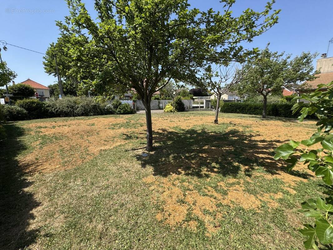 Terrain à LES CLAYES-SOUS-BOIS