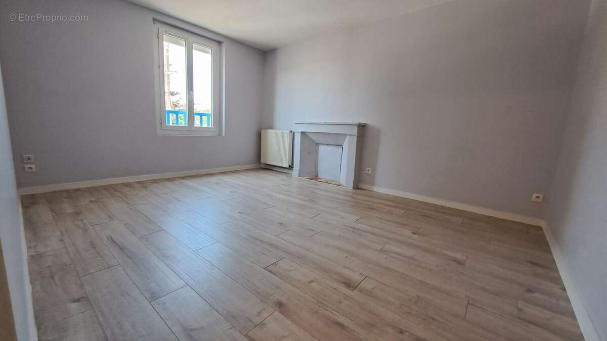 CHAMBRE 1  - Maison à LOUDUN
