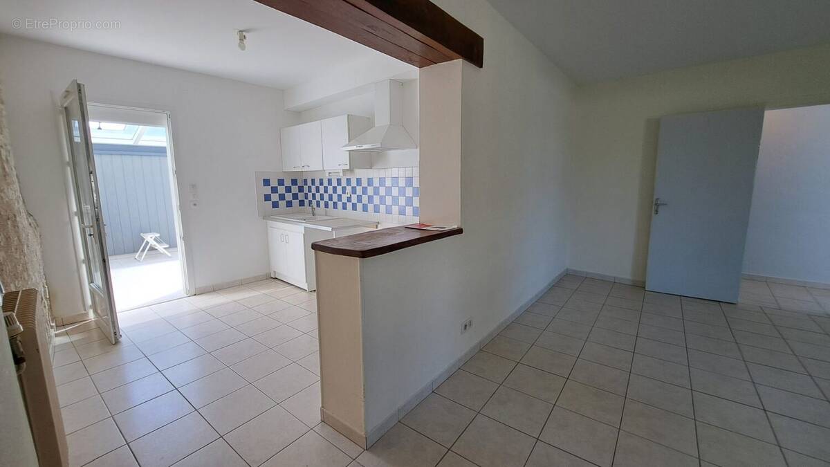 CUISINE OUVERTE SUR SEJOUR ET VERANDA - Maison à LOUDUN