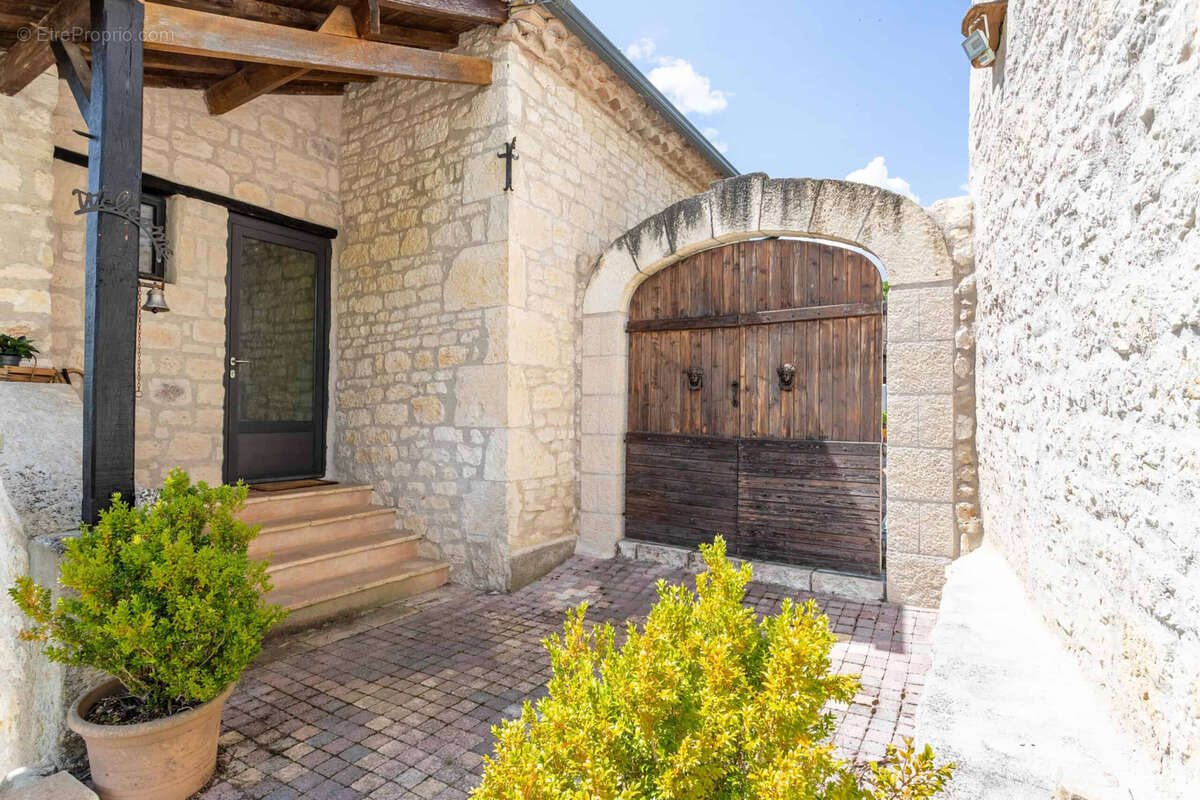 Maison à CASTELNAU-MONTRATIER