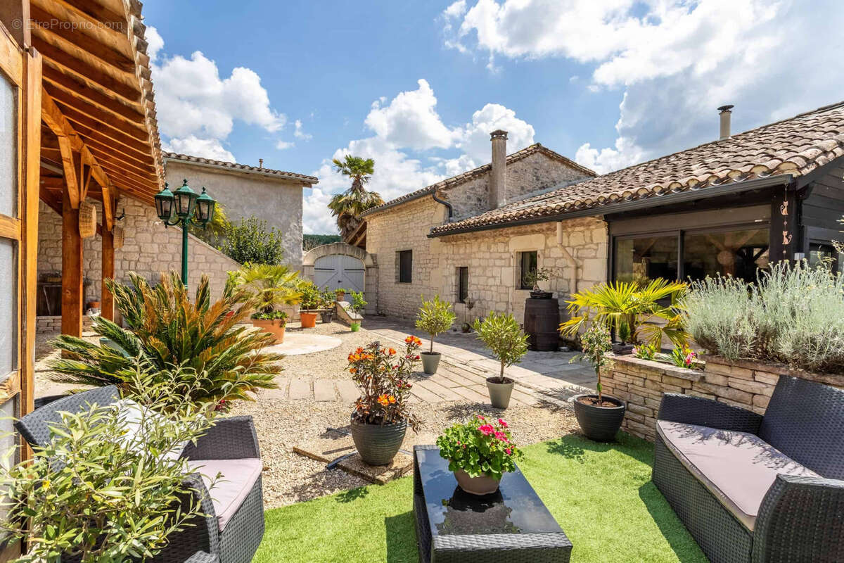 Maison à CASTELNAU-MONTRATIER