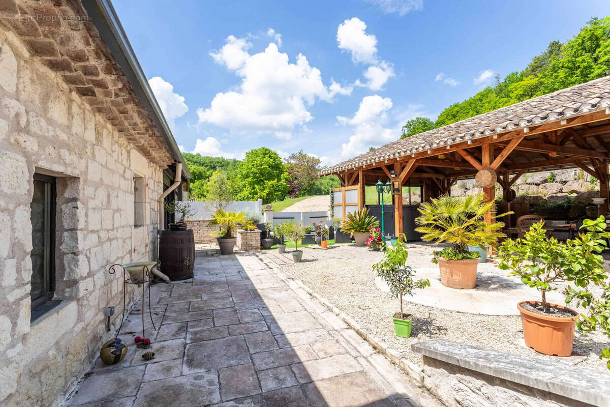 Maison à CASTELNAU-MONTRATIER