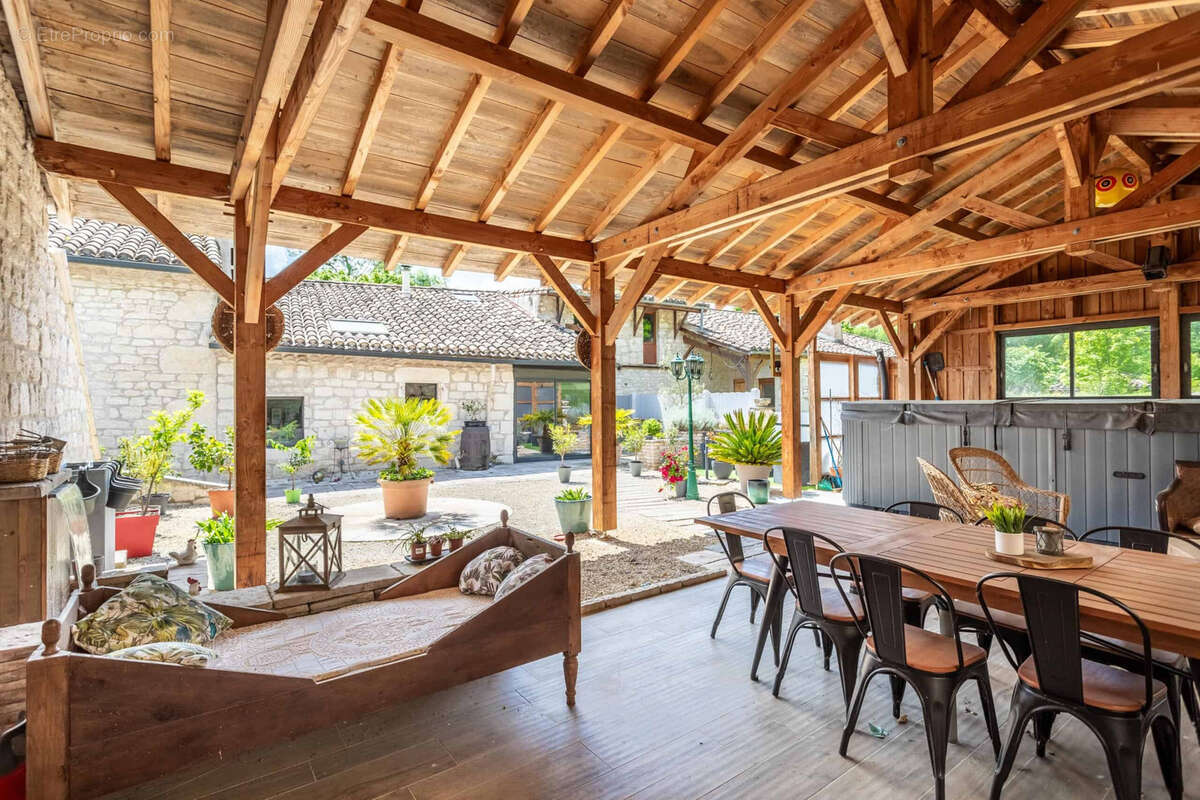 Maison à CASTELNAU-MONTRATIER