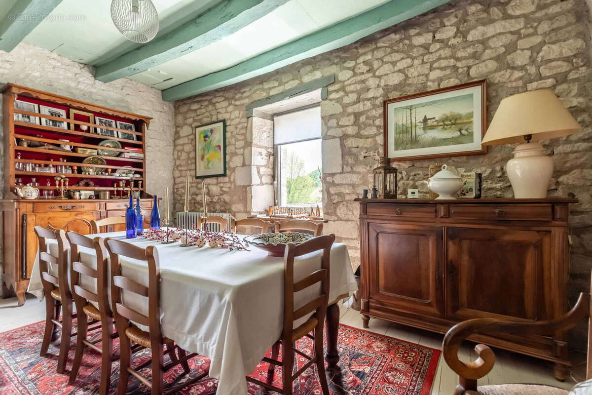 Maison à CASTELNAU-MONTRATIER