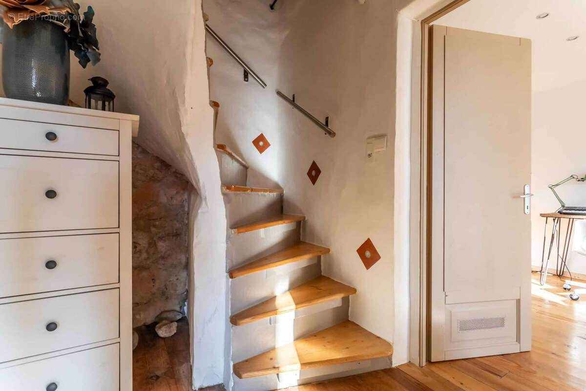 Maison à MONTAIGU-DE-QUERCY