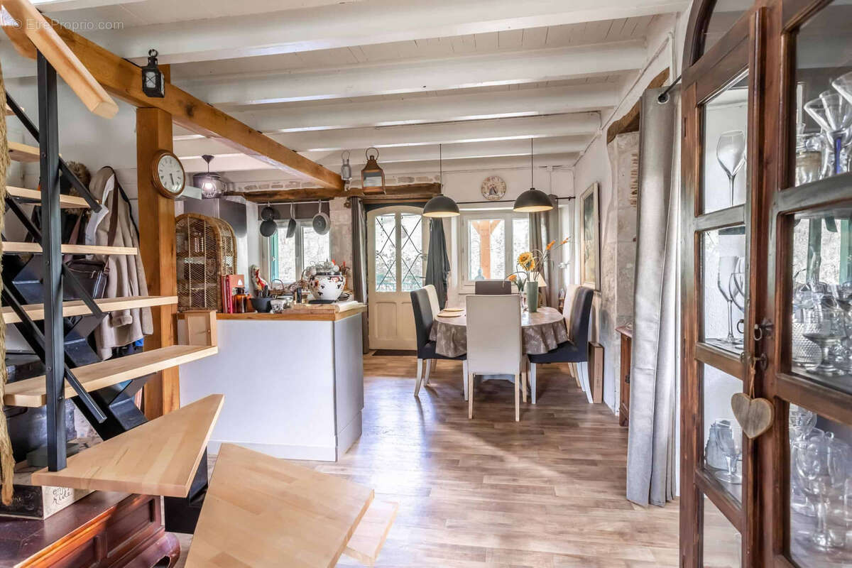 Maison à MONTAIGU-DE-QUERCY