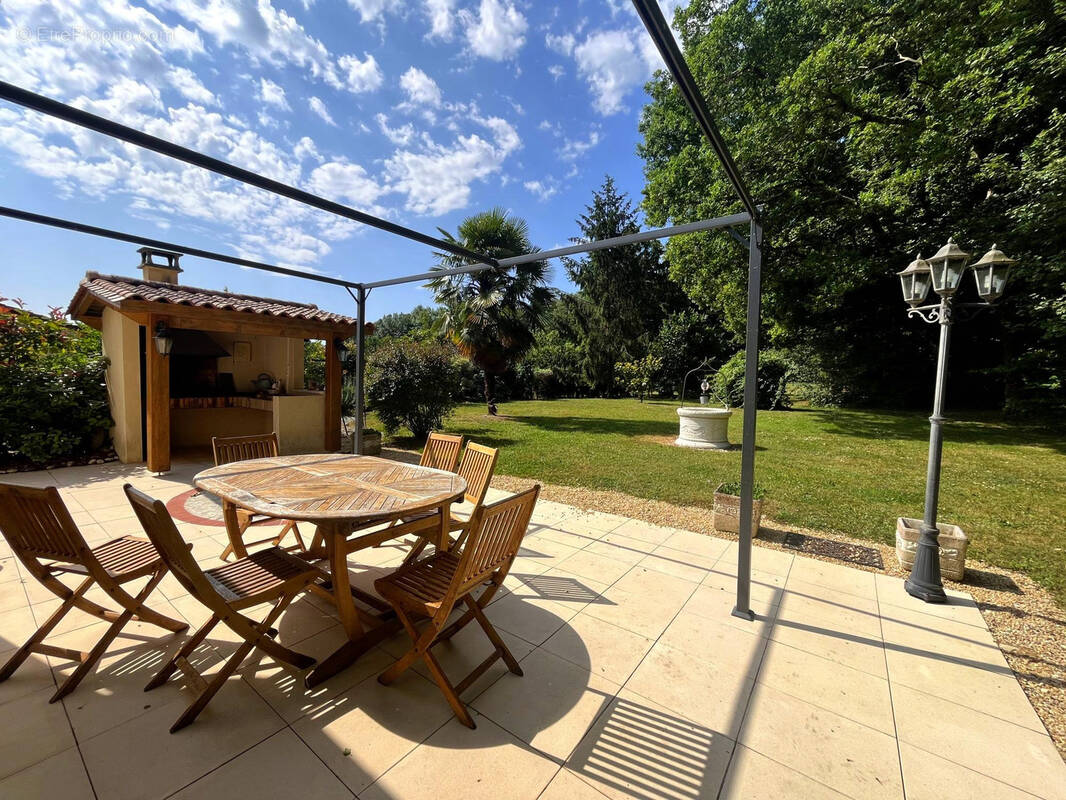 Maison à ROULLET-SAINT-ESTEPHE