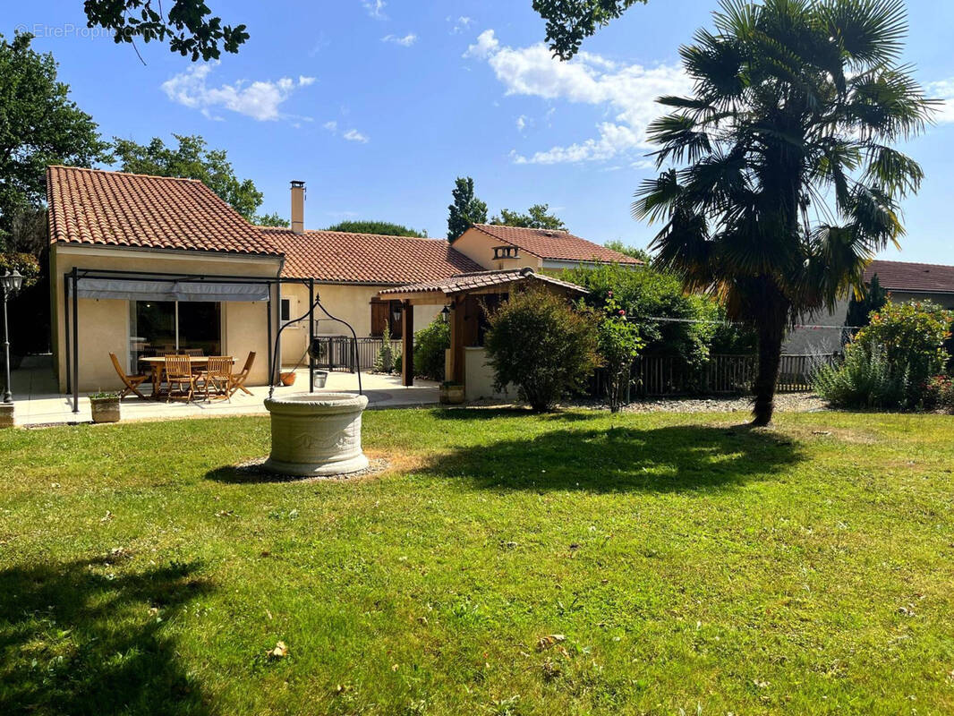 Maison à ROULLET-SAINT-ESTEPHE