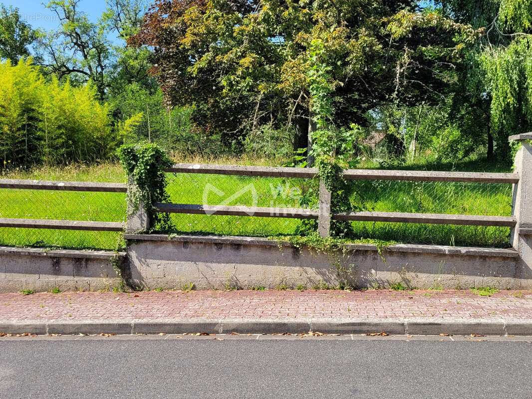 Terrain à MONTEVRAIN