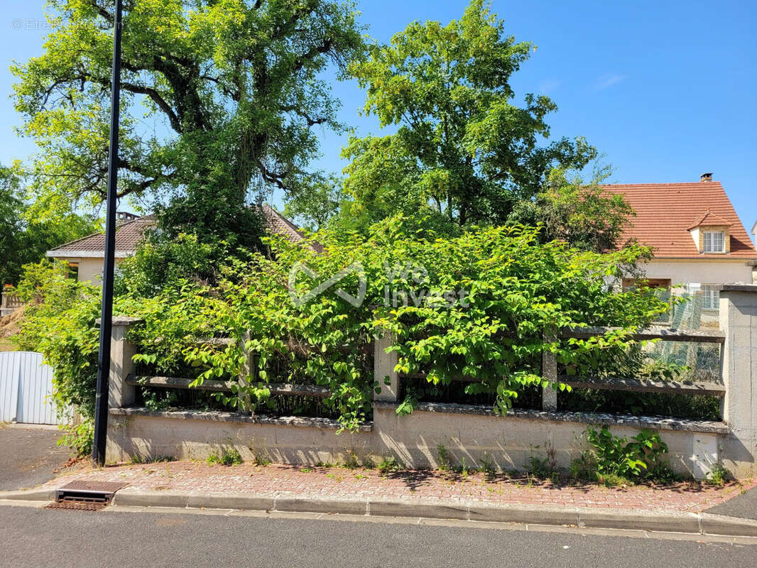 Terrain à MONTEVRAIN