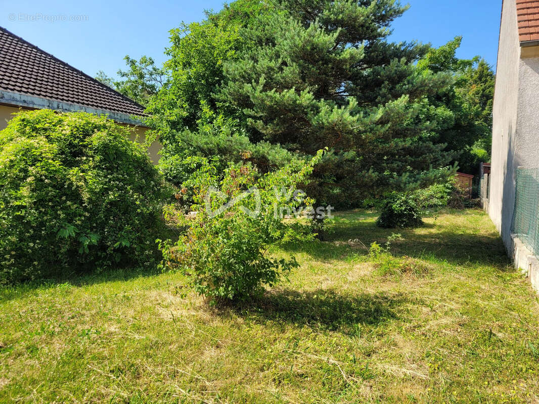 Terrain à MONTEVRAIN