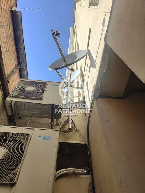 CHEMINEE, CLIMATISATIONS EXTERIEUR AUX NORME - Commerce à CLICHY