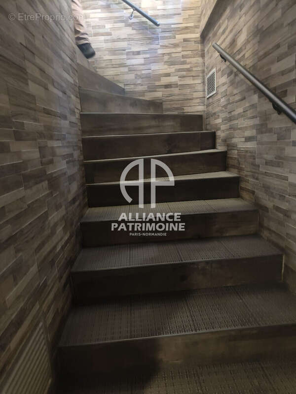 ESCALIER POUR ACCEDER AU RDC - Commerce à CLICHY